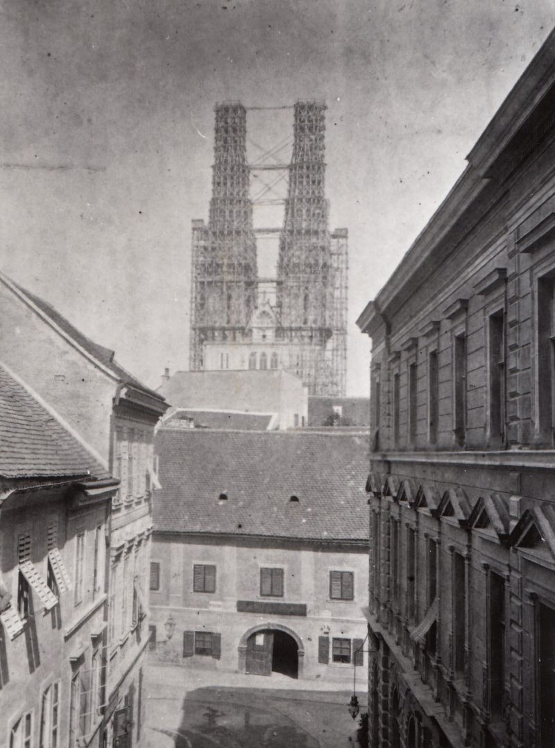 Pogled iz Radićeve na Krvavi most, Tkalčićevu i gradnju tornjeva katedrale na Kaptolu oko 1900. godine